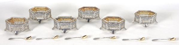 Lotto di sei antiche piccole saliere in argento cesellato e sbalzato con vaschette in cristallo e cucchiaini, annesso astuccio