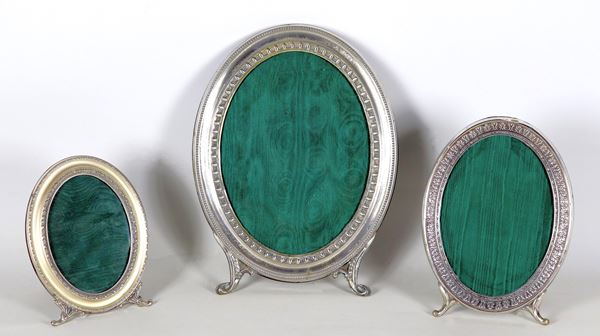 Lot of three oval portrait frames in chiselled and embossed silver, different sizes. The large one is missing support.