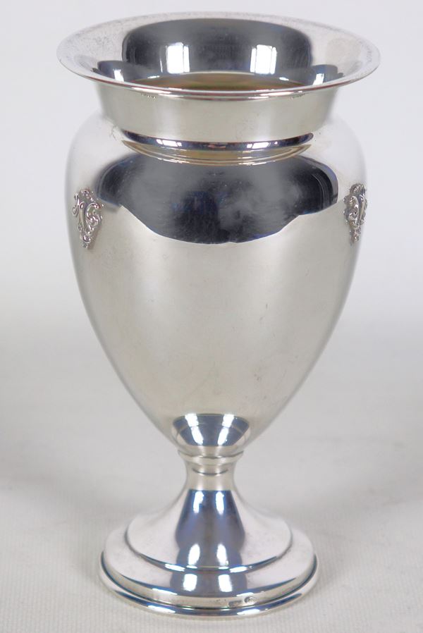 Small silver vase with acanthus leaf applications, gr. 160