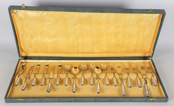 Dessert set with chiselled and embossed silver handles of six small knives, six forks and six teaspoons (18 pcs), attached case