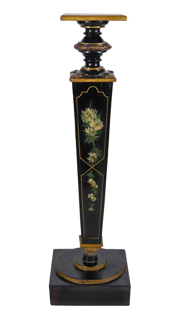 Antica colonna Liberty a forma quadrangolare in legno ebanizzato, con decorazioni dipinte a motivi floreali e profili dorati