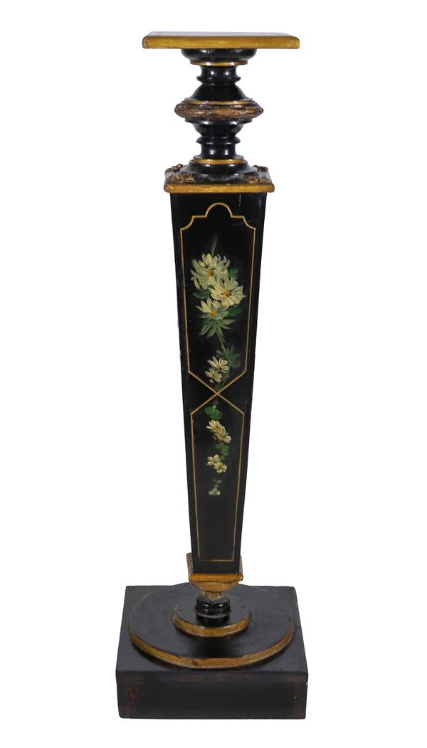 Ancient Liberty column with a quadrangular shape in ebonized wood, with painted decorations with floral motifs and golden profiles