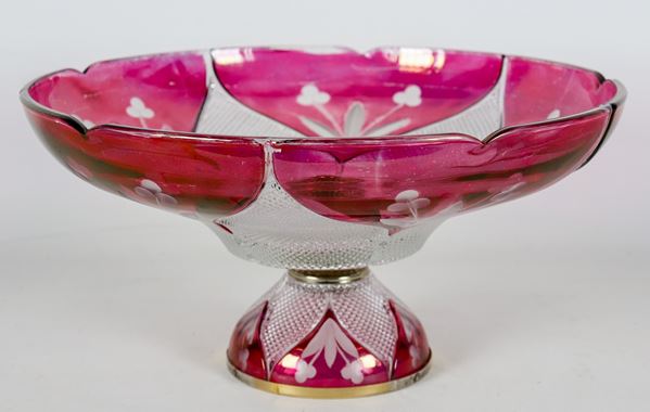 Fruttiera tonda in cristallo di Boemia color vinaccio lavorato a punta di diamante a foglie e fiori, base con guarnizioni in argento