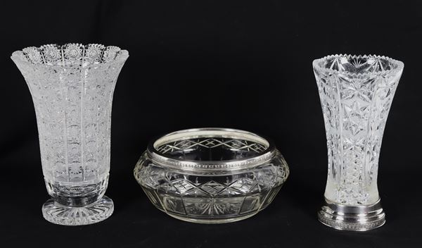 Lotto in cristallo lavorato di un centrotavola con bordo in argento e due vasi portafiori, uno con base in argento (3 pz)
