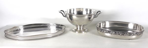 Lot in silver metal of a cup with handles, an oval tray with perforated railing and an oval fruit bowl with grape shoots in relief on the edge, (3 pcs)