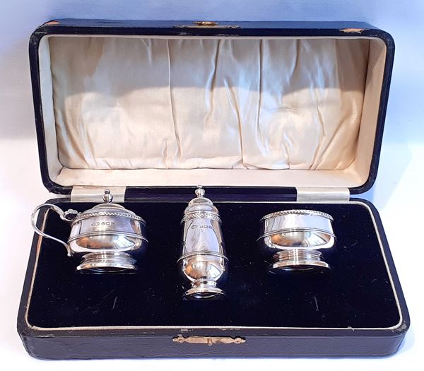 George V era chiselled and embossed silver table set: pepper shaker, salt shaker and mustard shaker. Stamps Birmingham 1927, original black leather case attached (3 pcs), gr. 90