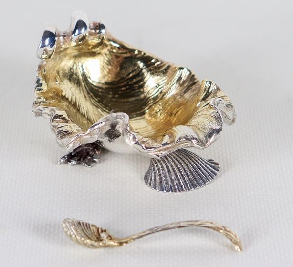 Piccola saliera in argento Titolo 925 marcata Cassetti, a forma di conchiglia con interno in vermeil, sorretta da tre piedini con sculturine di granchi e conchiglia. Annessa scatola originale, gr. 145
