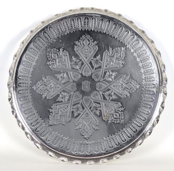 Small English round tray in Sheffield, with scalloped edge and chiselled and embossed base with geometric scrolls
