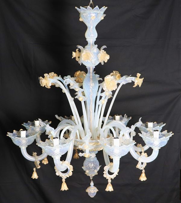 Murano blown glass chandelier with leaves and flowers, latex color with light blue reflections and golden profiles, 8 lights. Minor defects. Early 20th century manufacturing