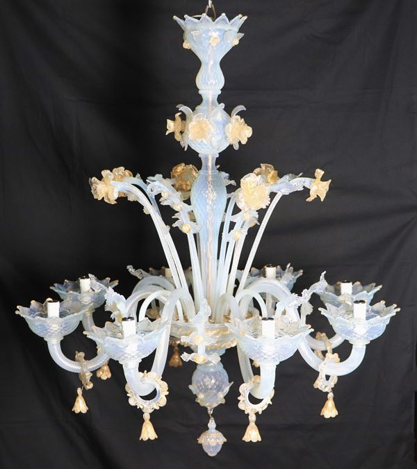 Lampadario in vetro soffiato di Murano con foglie e fiori, color lattice con riflessi celesti e profili dorati, 8 luci. Lievi difetti. Manifattura Inizio XX Secolo
