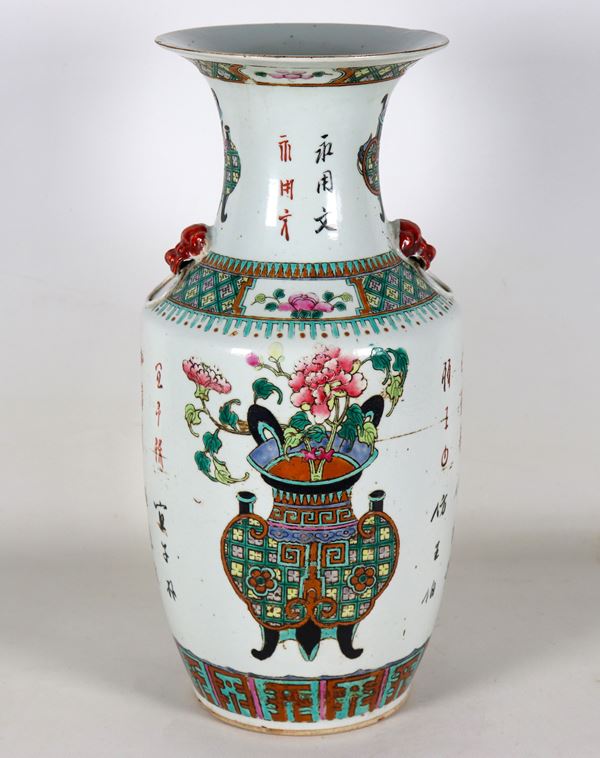 Vaso cinese a tromba in porcellana con decorazioni in smalti a rilievo a motivi di vasi e fiori