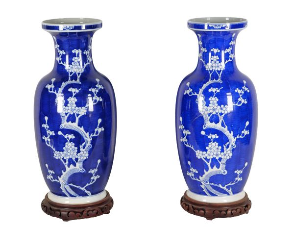 Coppia di vasi cinesi in porcellana blu decorati in bianco con rami di fiori di loto