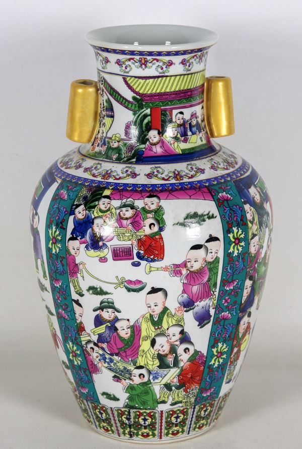Vaso cinese in porcellana smaltata e decorata a rilievo con scene di vita orientale