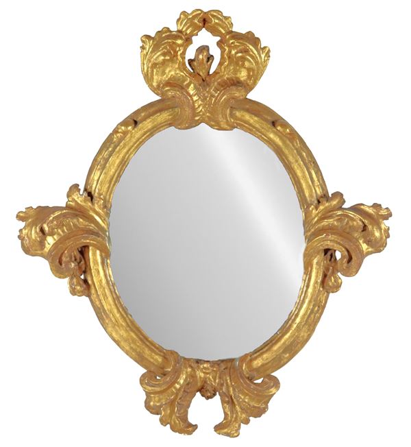 Antica specchiera ovale Luigi XV, in legno dorato e intagliato a motivi di foglie d'acanto, specchio al mercurio