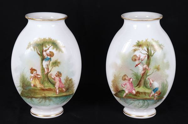 Coppia di antichi vasi francesi in vetro di opaline, con decorazioni variopinte di giochi di bambini