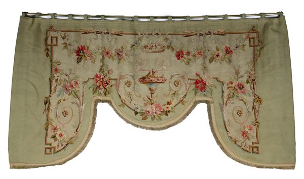 Antico arazzo formante drappo, con ricami Luigi XVI di anfore, volute e fiori