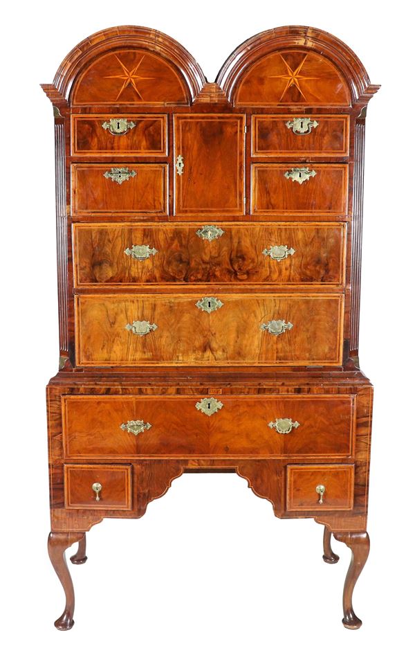 Antique English "Tall Boy" from the Georgian period in walnut, with a series of drawers, two of which transformed into a writing slide, supported by four curved legs