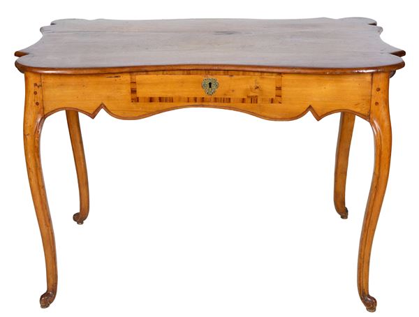 Antique Venetian Louis XV coffee table in walnut, with sliding shaped top and internal compartments, four curved legs