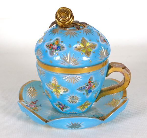 Antica tazza con piatto francese in cristallo celeste con decorazioni variopinte a motivi floreali e foglie, pomo a forma di rosa in bronzo dorato e lumeggiature in oro zecchino