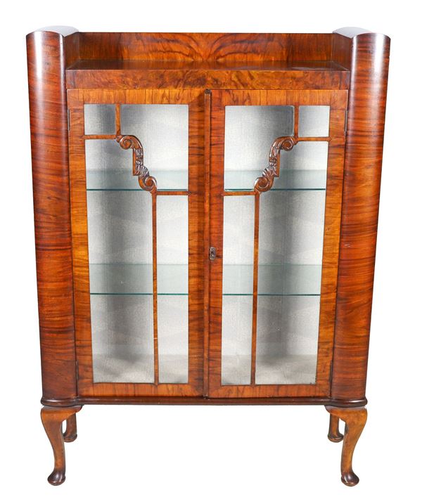 Decò display cabinet in walnut and briar, with two glass doors and two glass shelves inside, four curved legs