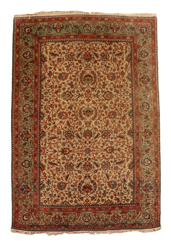 Tappeto persiano Zaranj a disegno geometrico floreale su fondo avana e bordo verde, M 2,68 x 1,64