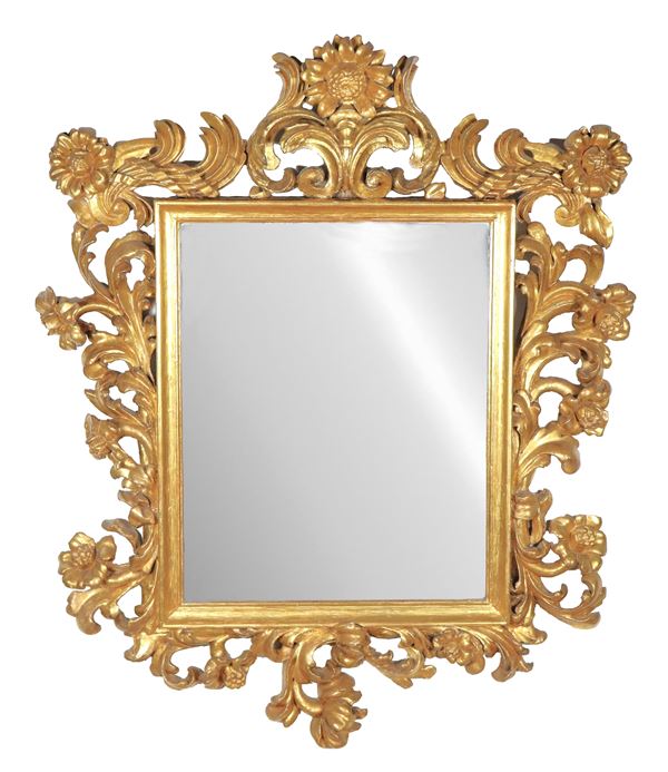 Antica specchiera romana Luigi XV, in legno dorato e intagliato a volute di foglie d'acanto e rose, specchio al mercurio