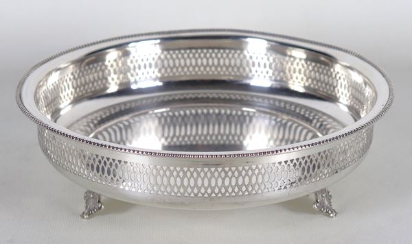 Round silver centerpiece with perforated edge, supported by three curved feet, gr. 378