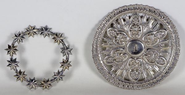 Lotto di due coroncine in argento cesellato e sbalzato, gr. 110