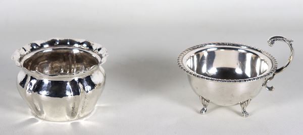 Lotto in argento cesellato e sbalzato di una tazza con manico ricurvo e un vasetto tondo con bordo smerlato, gr. 270
