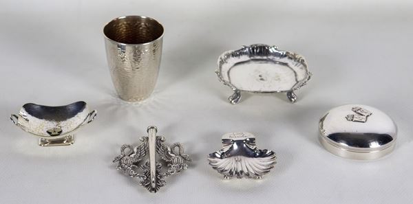 Lot in chiselled and embossed silver of a small glass, a small box, an ancient buckle, two small bowls and a small shell (6 pcs), gr. 230