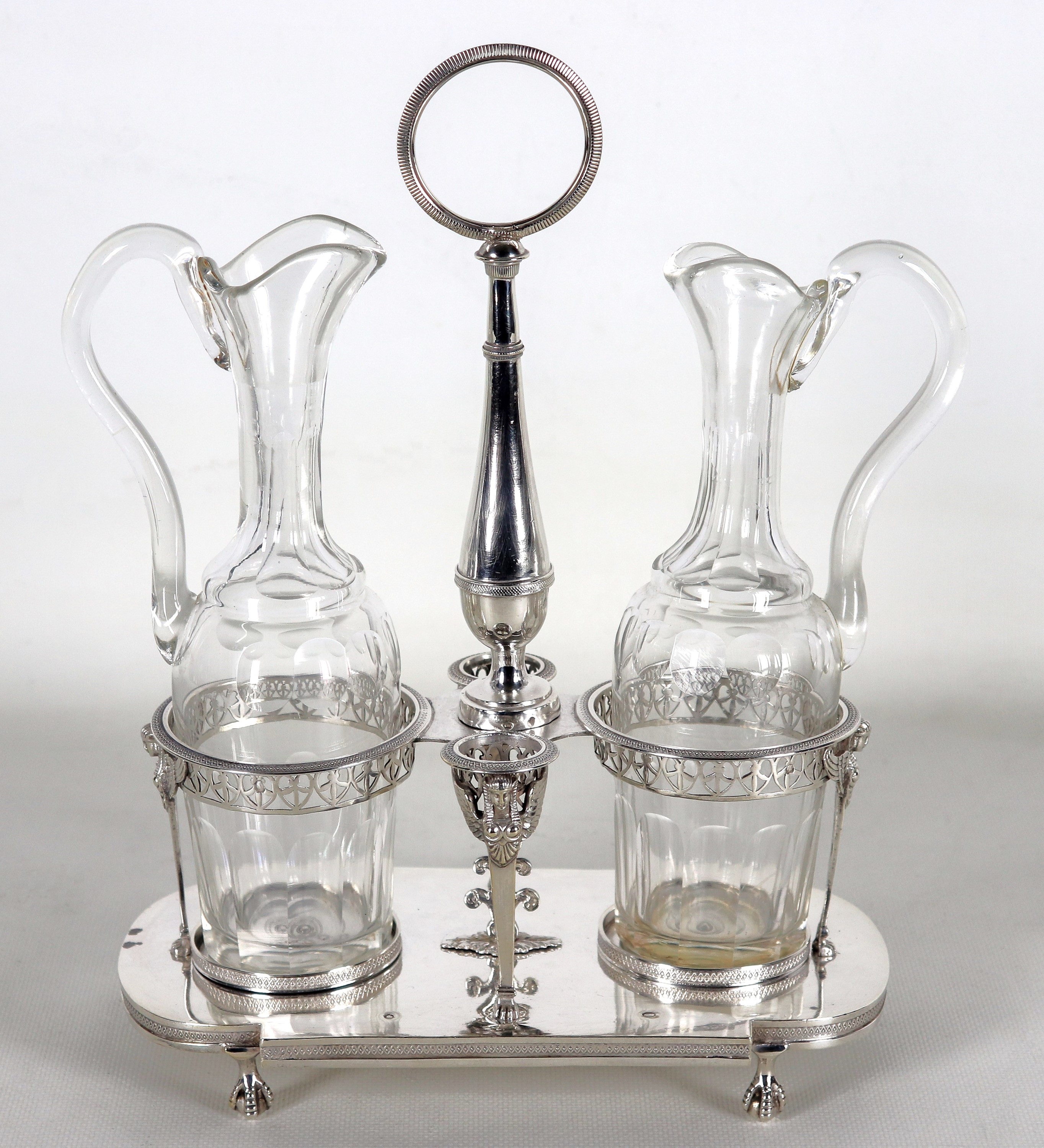 Antica oliera francese Luigi XVI in argento, cesellata e sbalzata con sfingi alate e bordi trafor...