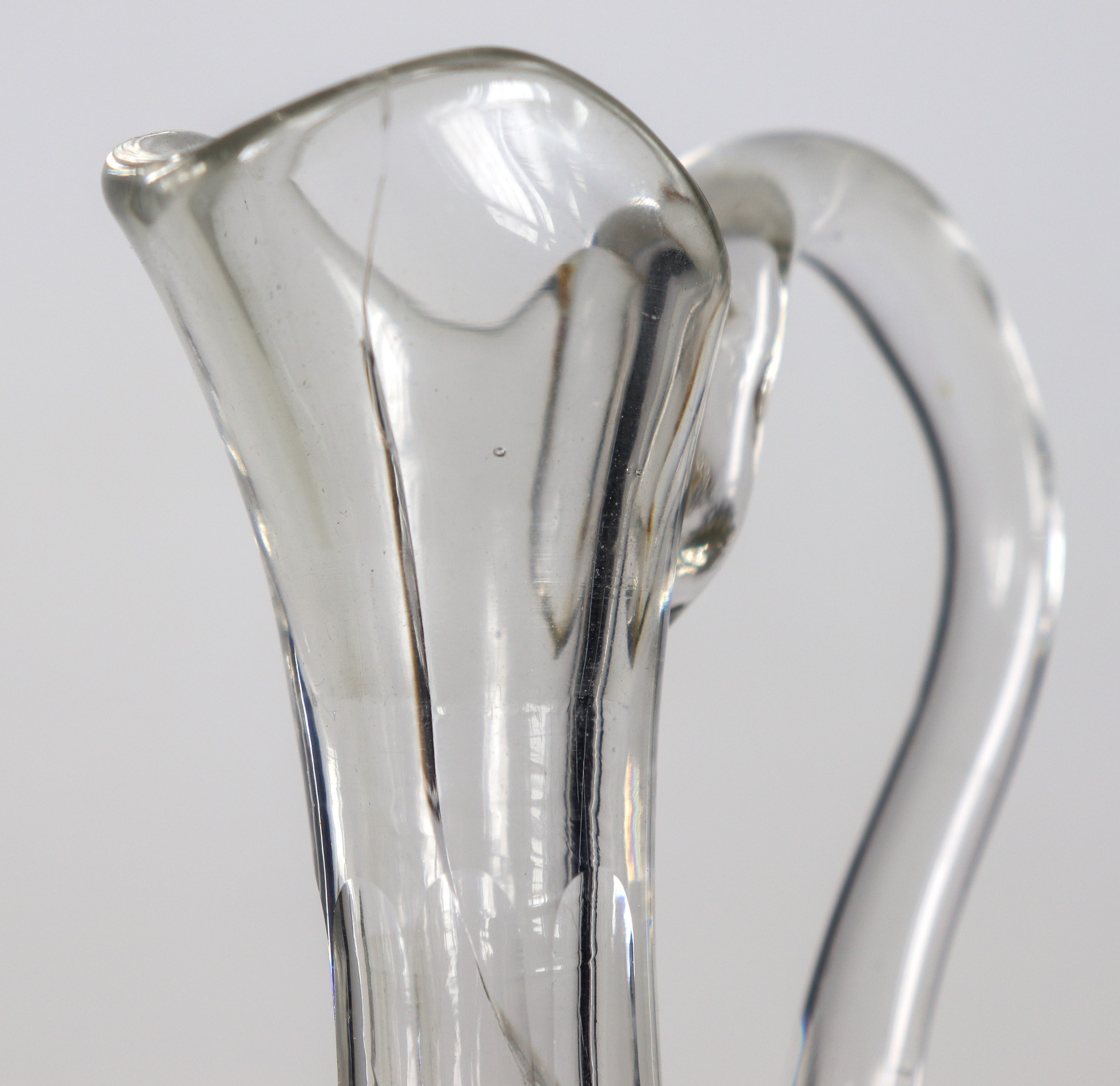 Antica oliera francese Luigi XVI in argento, cesellata e sbalzata con sfingi alate e bordi trafor...