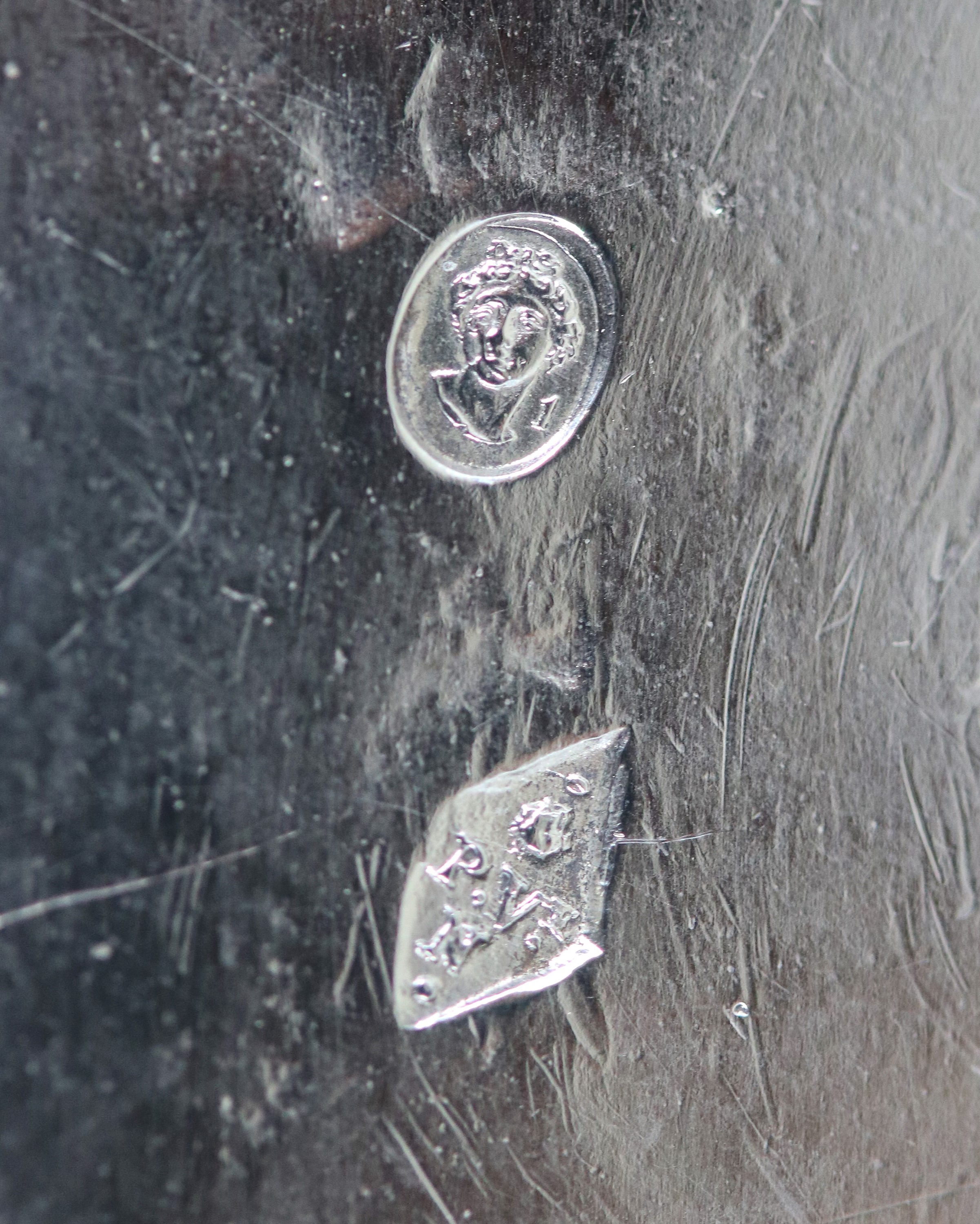 Antica oliera francese Luigi XVI in argento, cesellata e sbalzata con sfingi alate e bordi trafor...