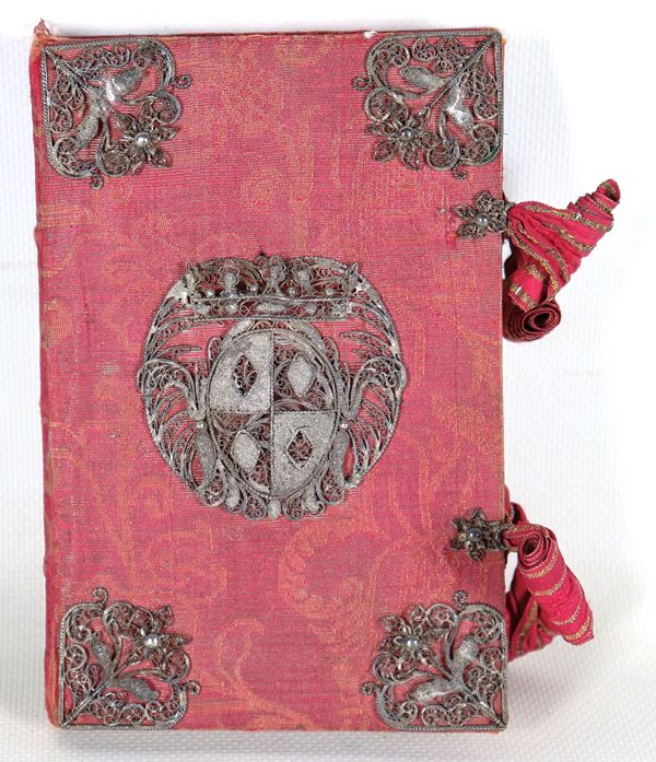 "Storia dei Notabili della Famiglia Rospigliosi negli anni 1680 e 1687", antico libretto con copertura in tessuto damascato rosso porpora e applicazioni in argento filigranato di volute floreali sugli angoli e stemma della Famiglia Rospigliosi al centro