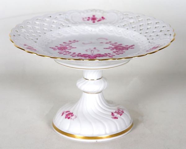 Alzata in porcellana tedesca di Meissen, con decorazioni a mazzetti di fiori rosa e bordo traforato