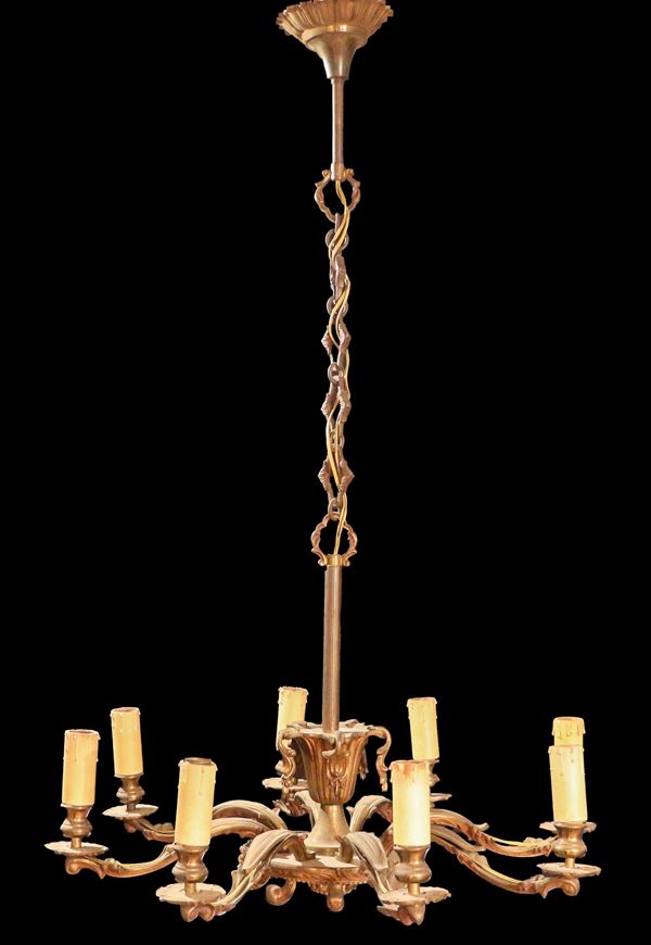 Lampadario francese in bronzo dorato, sbalzato e cesellato, 8 luci