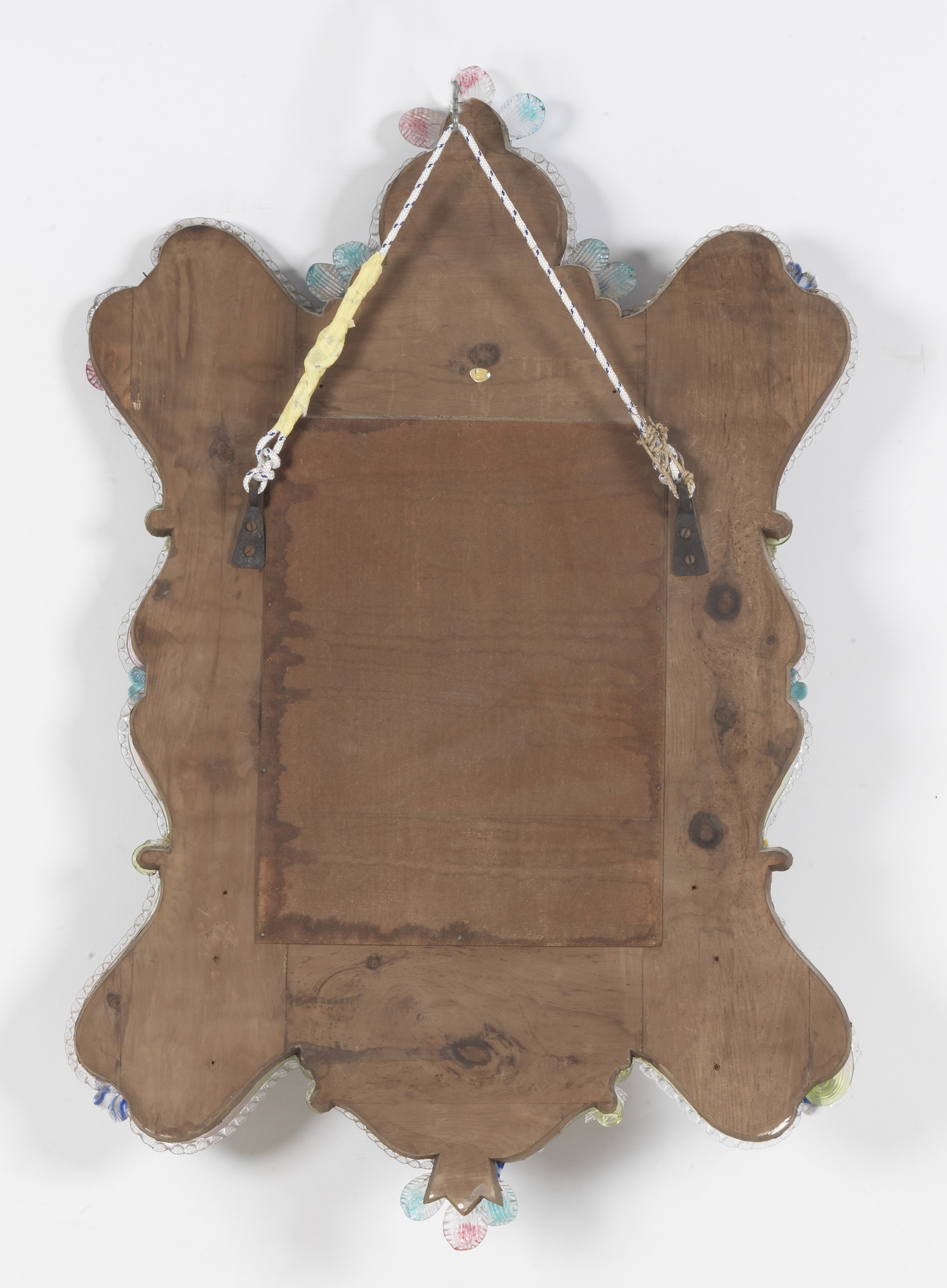 Antica specchiera veneziana in vetro soffiato di Murano, con applicazioni di fiori colorati a ril...