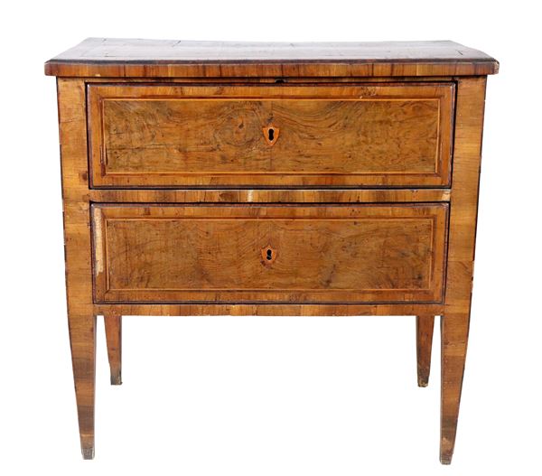 Small Roman Louis XVI chest of drawers in walnut, with boxwood inlaid threads, two drawers and four inverted pyramid trunk legs