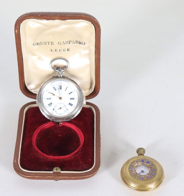 Lotto di due antichi orologi da tasca, uno inglese in metallo dorato e uno in metallo argentato con macchinario Costantin-Genéve