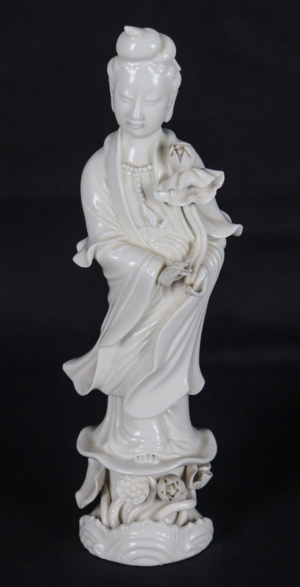 "Guanyin", piccola scultura cinese in porcellana bianca 