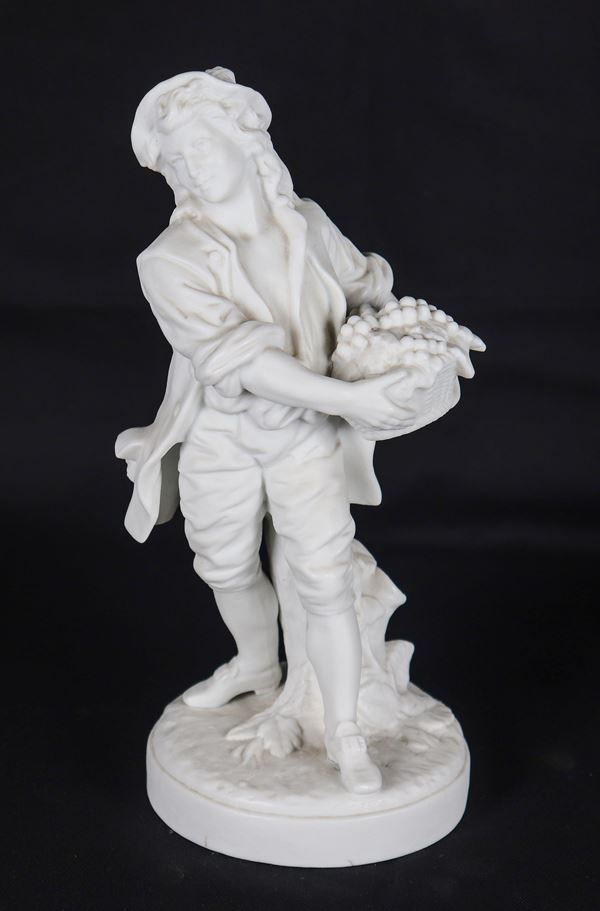 "Venditore d'uva", antica scultura francese in biscuit bianco