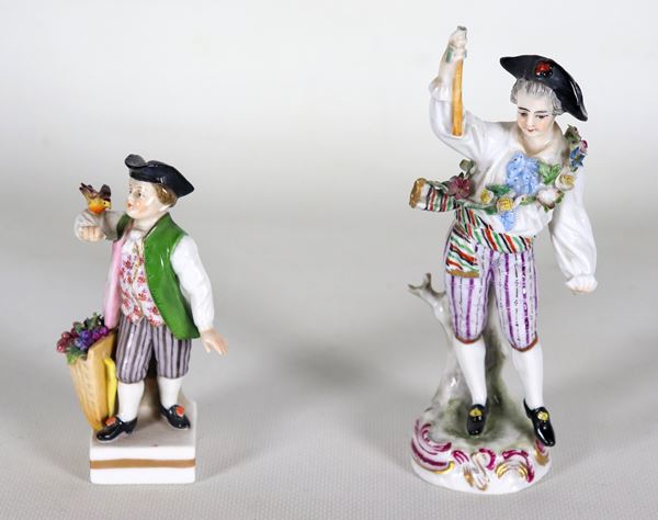 Lotto di due antiche statuine francesi in porcellana policroma 'Bambino con cesto di frutta' e 'Fanciullo con corona di fiori', vari difetti con mancanze