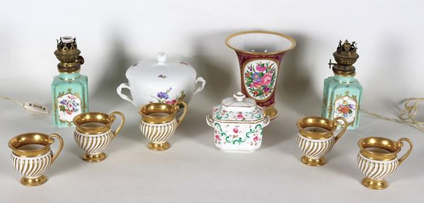 Antico lotto in porcellana francese e Richard Ginori di due piccoli vasetti trasformati a lumi, una zuccheriera, una piccola zuppiera, un vaso e cinque tazzine con bordi dorati. Qualche mancanza e difetti  (10 pz)
