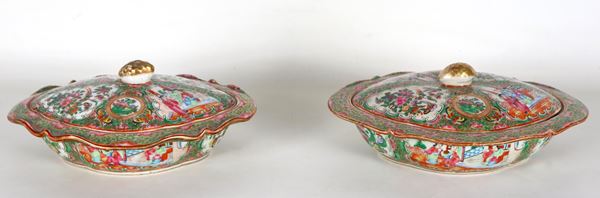 Coppia di antiche zuppiere cinesi in porcellana Canton, con decorazioni in smalti policromi a rilievo di scene di vita orientale e ghirlande floreali