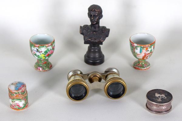 Lotto di sei piccoli oggetti: una scatolina in argento, un binocolo da teatro in madreperla danneggiato, un piccolo busto in bronzo dell'Imperatore Augusto, due portauovo e una scatolina cilindrica in porcellana Canton