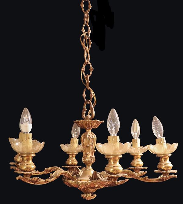 Lampadario francese in bronzo dorato, sbalzato e cesellato, 6 luci