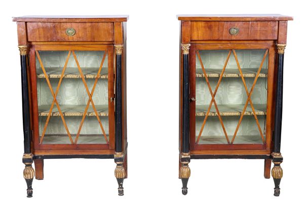 Pair of small Tuscan display cabinets from the First Empire period, in walnut with black lacquered neoclassical column uprights, a central drawer and a glass door underneath