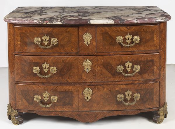 Antica commode francese Napoleone III (1852-1870), in ebano viola e bois de rose con intarsi a filettature, fregi, guarnizioni e maniglie in bronzo dorato e cesellato, due tiretti piccoli e due grandi sottostanti e piano in marmo brecciato pavonazzo