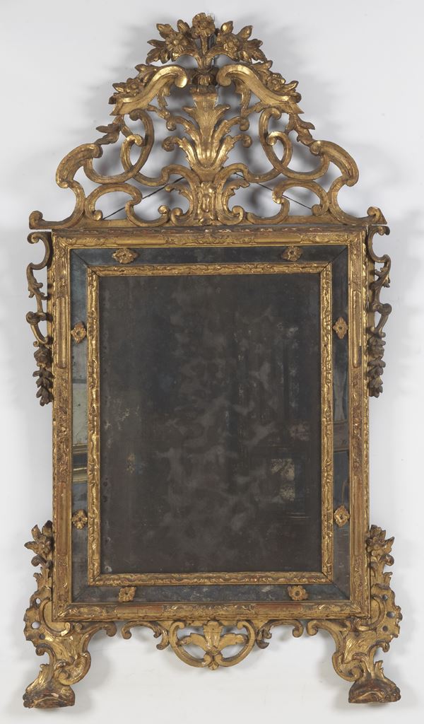 Antica specchiera Luigi XV, in legno dorato e intagliato a volute intrecciate, fiori e foglie d'acanto, specchio al mercurio