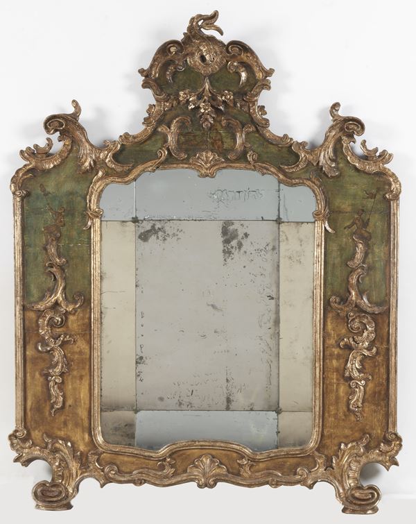 Antica specchiera piemontese in legno dorato e laccato verde, con due figure di cinesini dipinte e intagli a volute di foglie d'acanto, ricci e fiori, specchio al mercurio